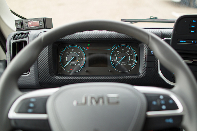 AMBERTRUCK Джи Эм (JM) 93M Рефрижератор с гидробортом